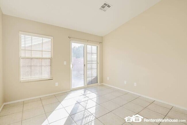 Building Photo - 3-bedroom, 2 bath, recently renovated, mov...