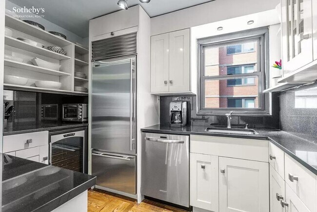 Building Photo - 301 E 63rd St
