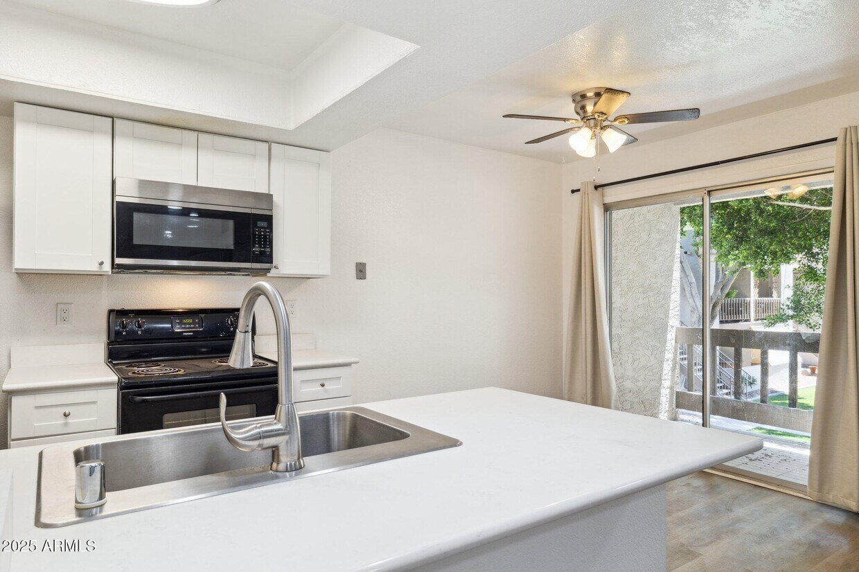 Foto principal - 520 N Stapley Dr