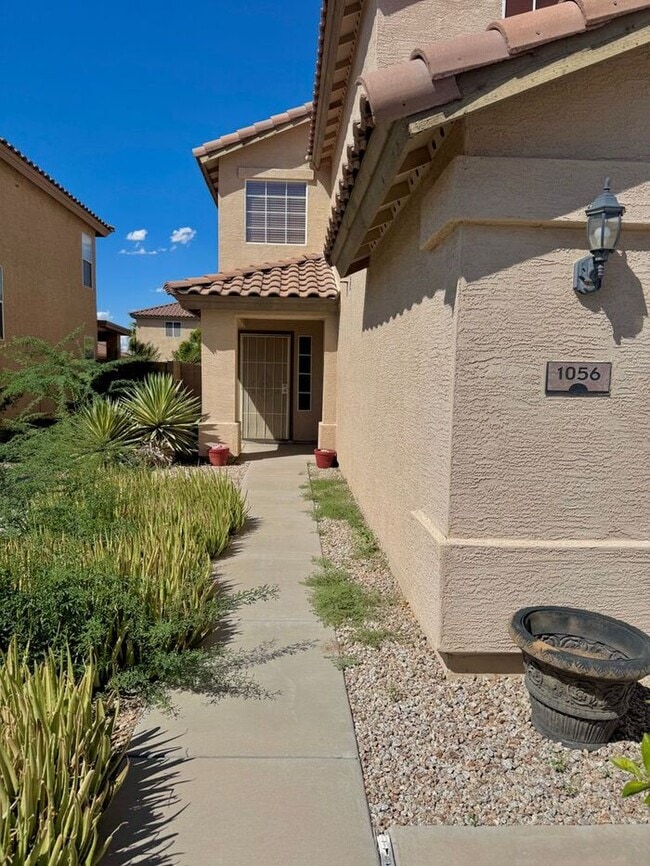 Building Photo - 1056 E Lakeview Dr