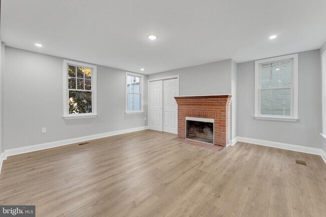 Foto del edificio - 15 N Main St