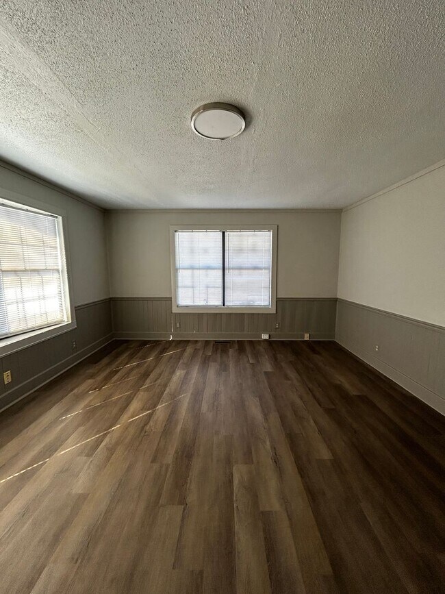 Building Photo - Spacious 4 bed, 2 bath home! Located minutes from Battlefield Pkwy and East Ridge!