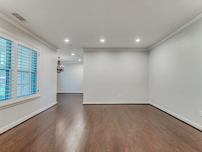Building Photo - 3725 Summercrest Dr