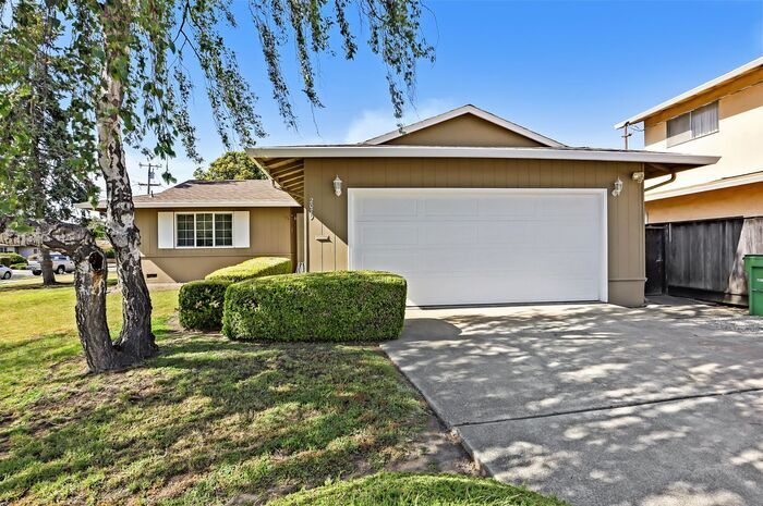 Foto principal - 3 bedroom 2 bath Beautiful House on a corn...