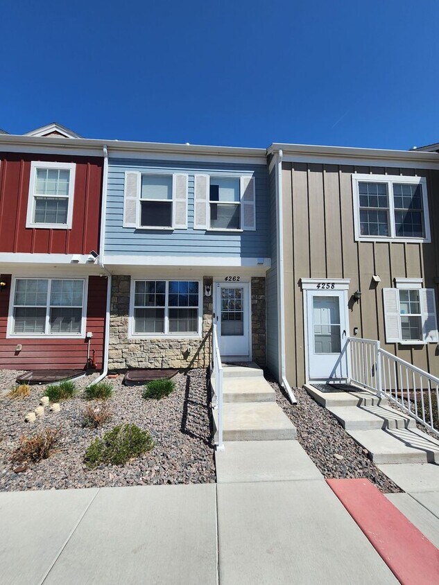 Modern 3-Bed, 3-Bath Townhome Near Fort Ca... - Modern 3-Bed, 3-Bath Townhome Near Fort Ca...
