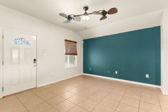 Foto del edificio - Charming 2-Bed Canyon Lake Duplex with Private Balcony, Fenced Yard & Modern Comforts