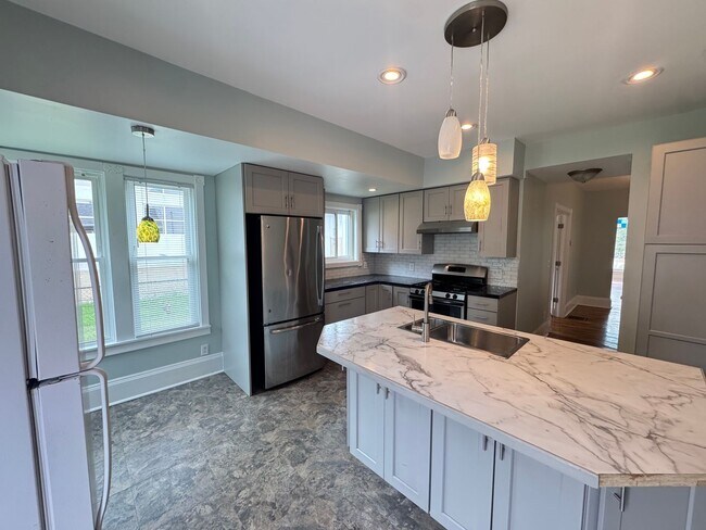 Building Photo - Large 4 bedroom home!