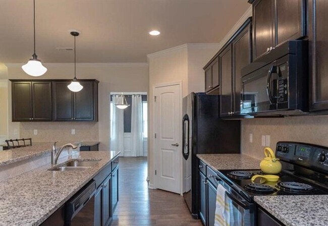 Foto del edificio - GREAT 4 BEDROOM !!!
