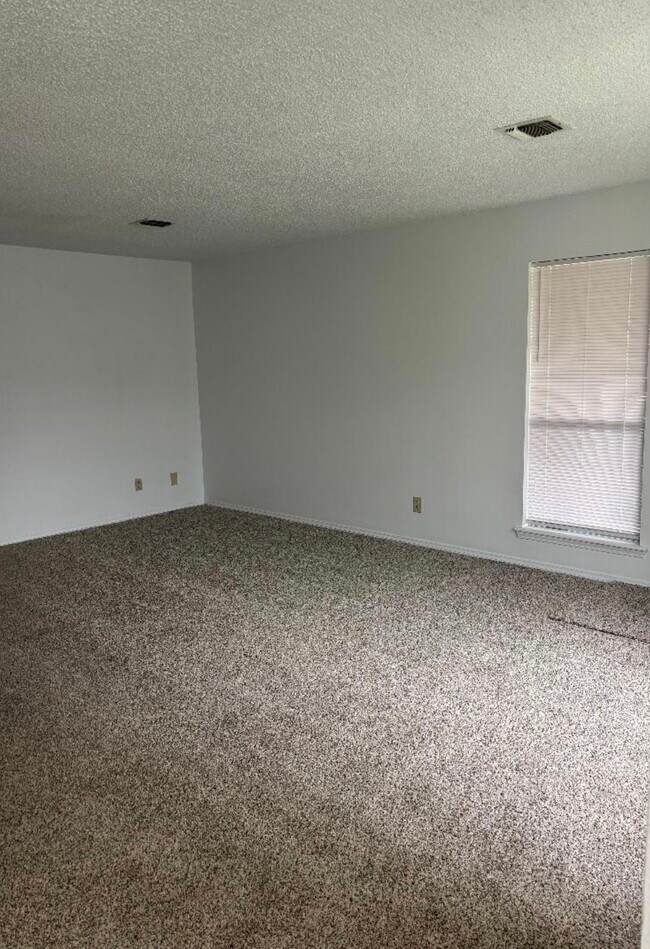 Large living room - 5018 W 5th Pl