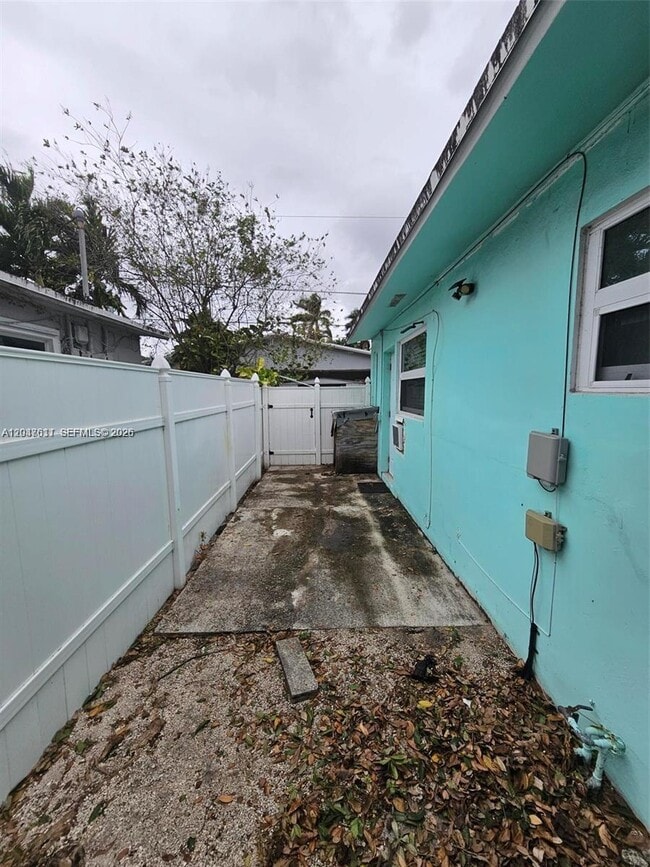 Building Photo - 915 SW 16th St