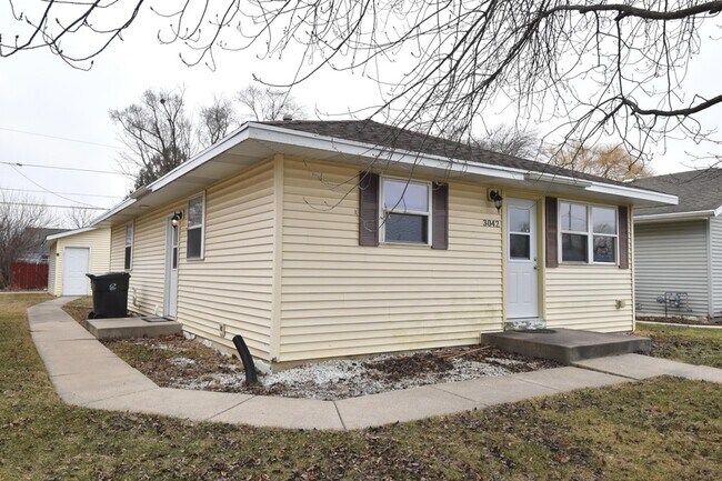 Foto del edificio - 3042 Hamlin Ave