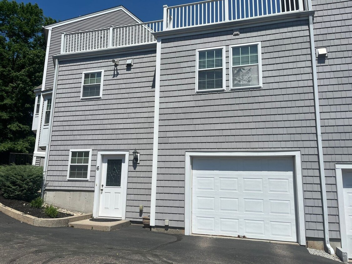 Primary Photo - Executive 2 Br / 2BA Townhouse in Quincy -...