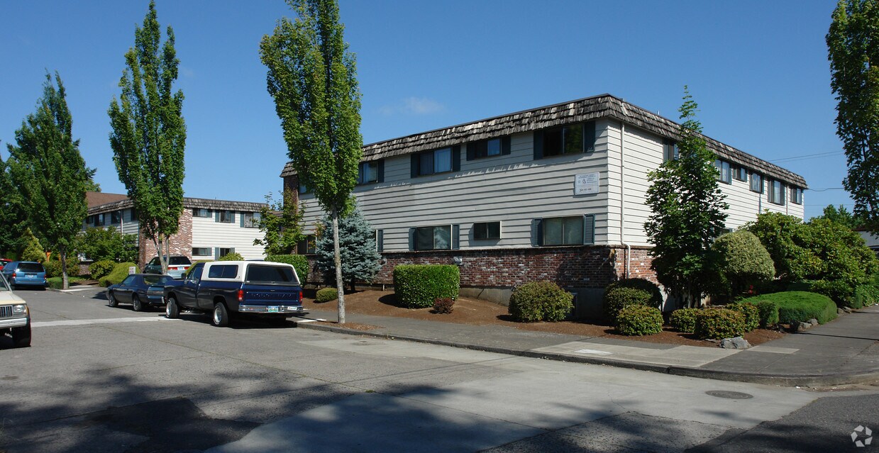 Primary Photo - 8023-8069 NE Flanders St
