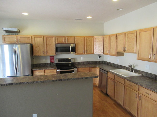 Building Photo - Stunning Townhome in Cherrywood Park!