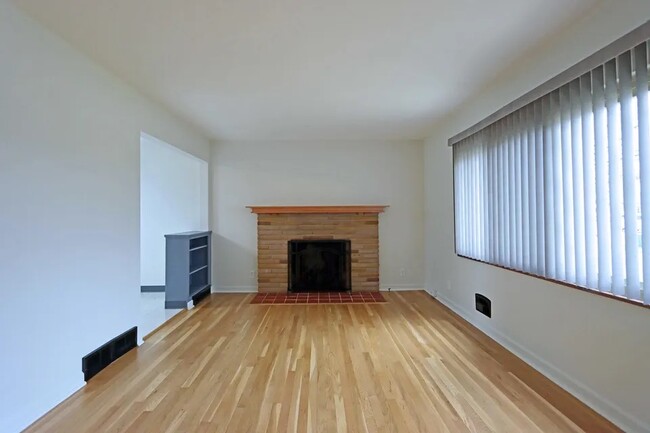 Living Room - 157 S Hamilton Rd