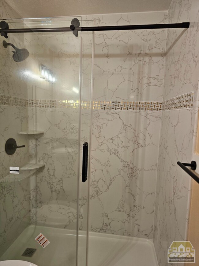 Foto del edificio - Sunny Laurel Street One Bedroom Apartment ...