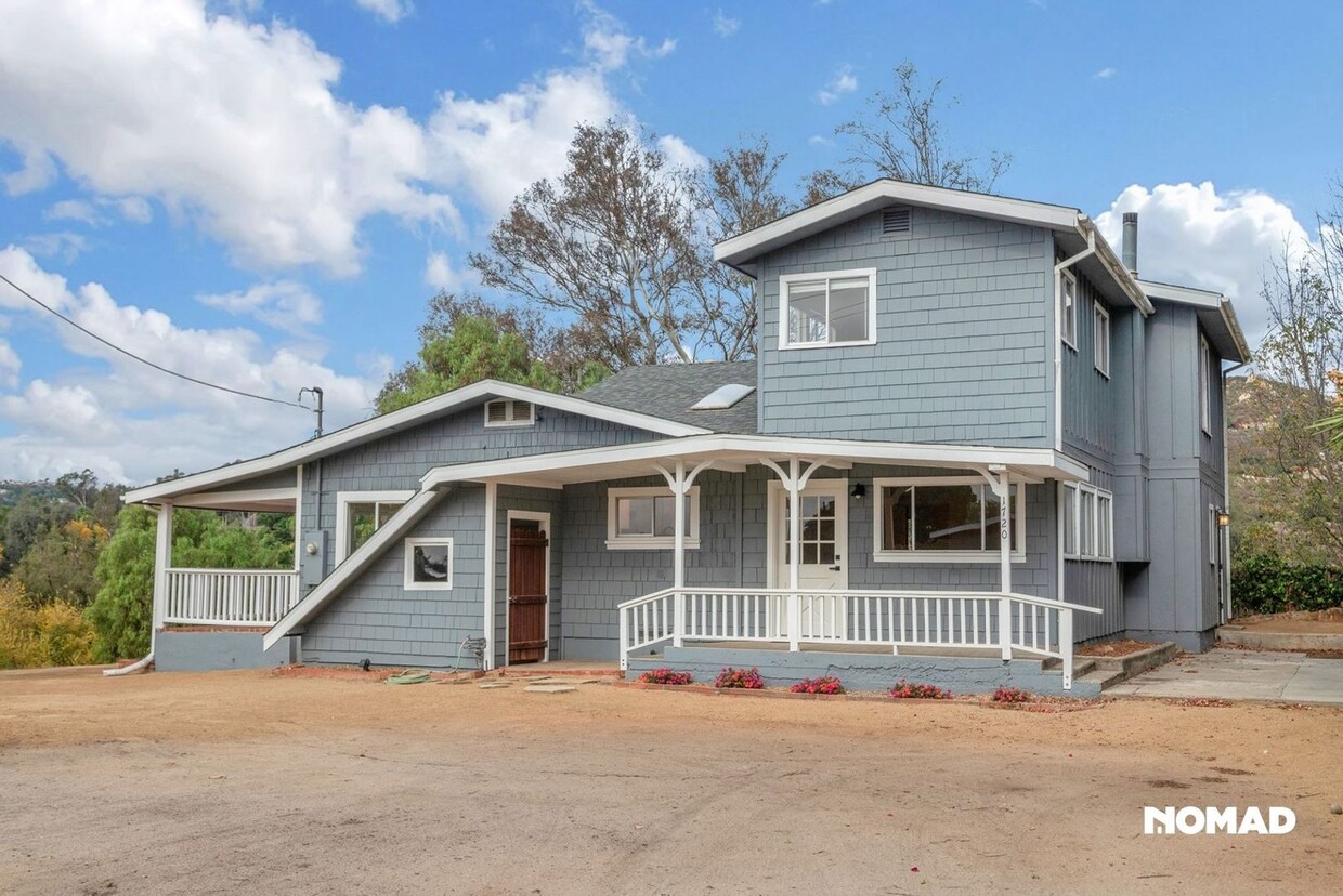 Primary Photo - 3+ Bdrm Hilltop Home with Breathtaking Vie...