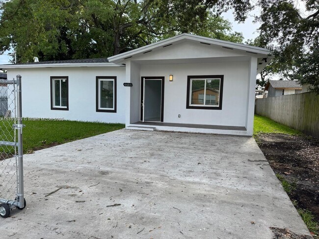 Building Photo - 4801 NW 31st Ct