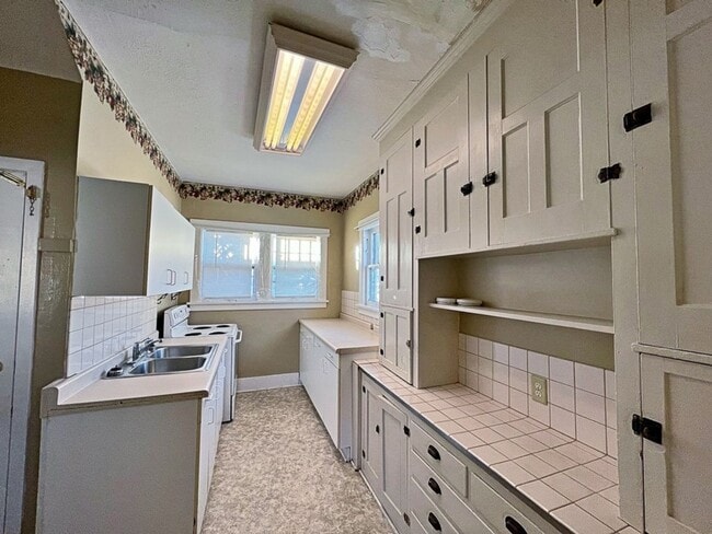 Building Photo - Spacious 4 bed 2 bath house $1195