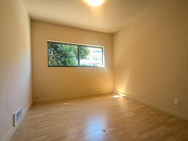 Building Photo - 567-571
