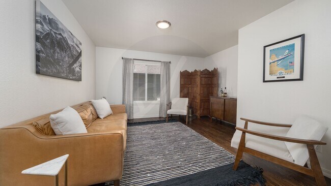 Building Photo - Stunning Walk out Ranch Style Home in Cumb...