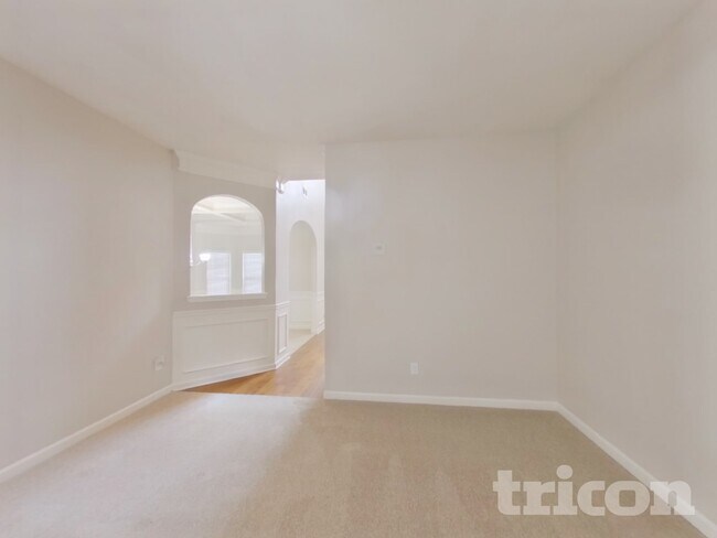 Building Photo - 20 Silver Peak Dr