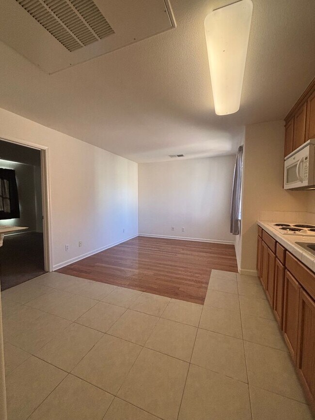 Foto del edificio - 2221 Versailles St