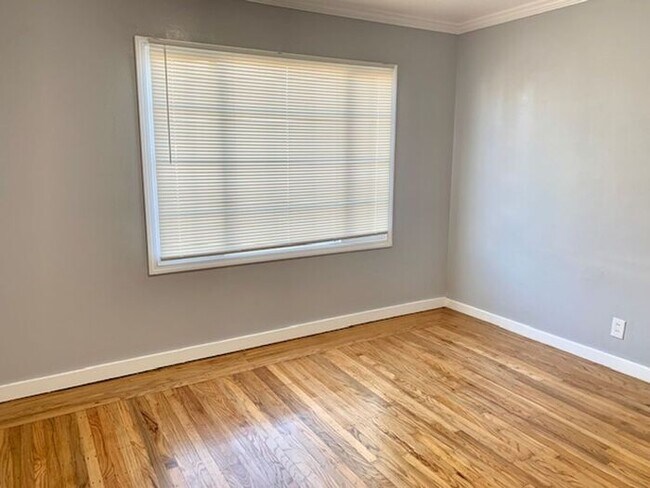 Building Photo - Great 3 bed 1.5 bath House with Garage in ...