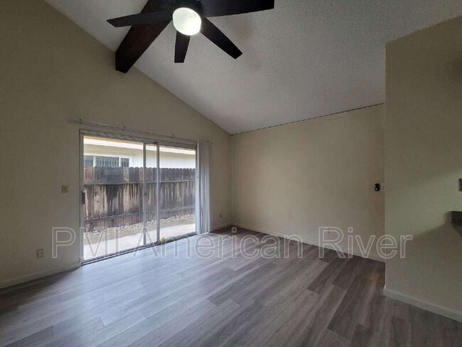 Foto del edificio - 9138 Nasreen Dr