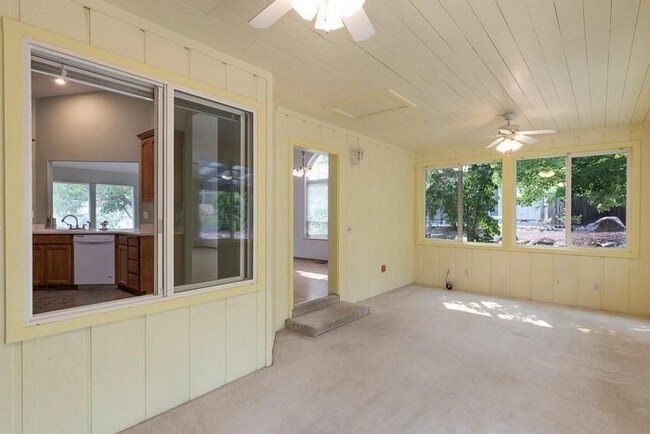 Foto del edificio - 1057 Oak Knoll Dr