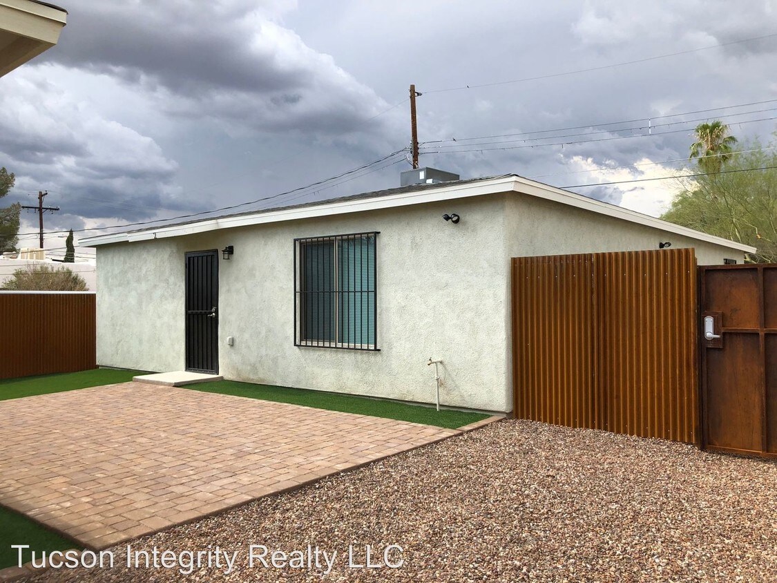 Primary Photo - 4 br, 3 bath Room For Rent - 1117 E. 8th St.