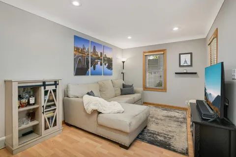 Foto del edificio - Charming 3-Bed Gem with Hardwood Floors in Saint Louis Park!