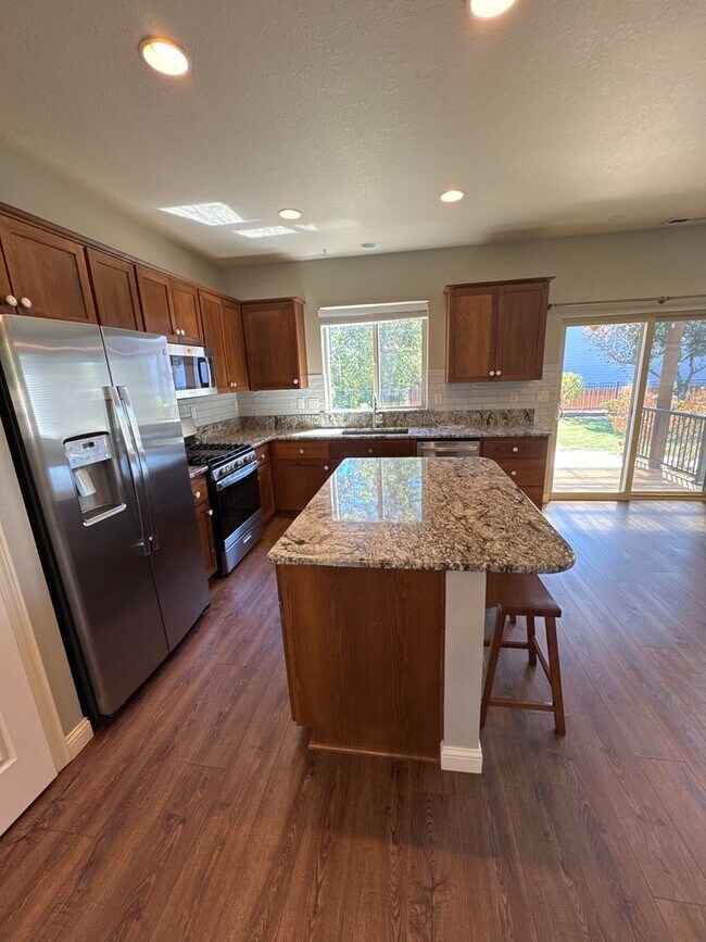 Building Photo - Beautiful 3 bedroom with bonus loft area i...