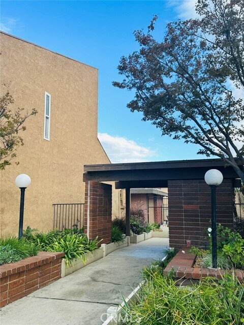 Foto del edificio - 2700 N Brea Blvd