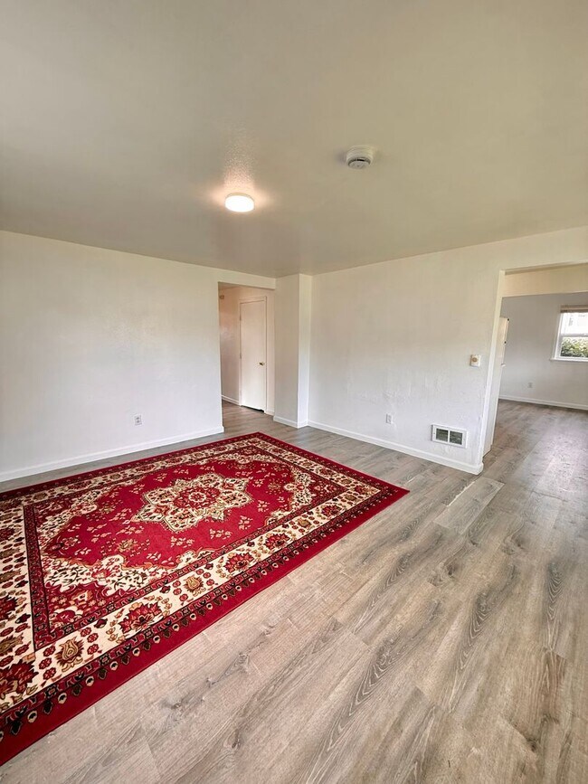 Foto del edificio - 313 N. "E"