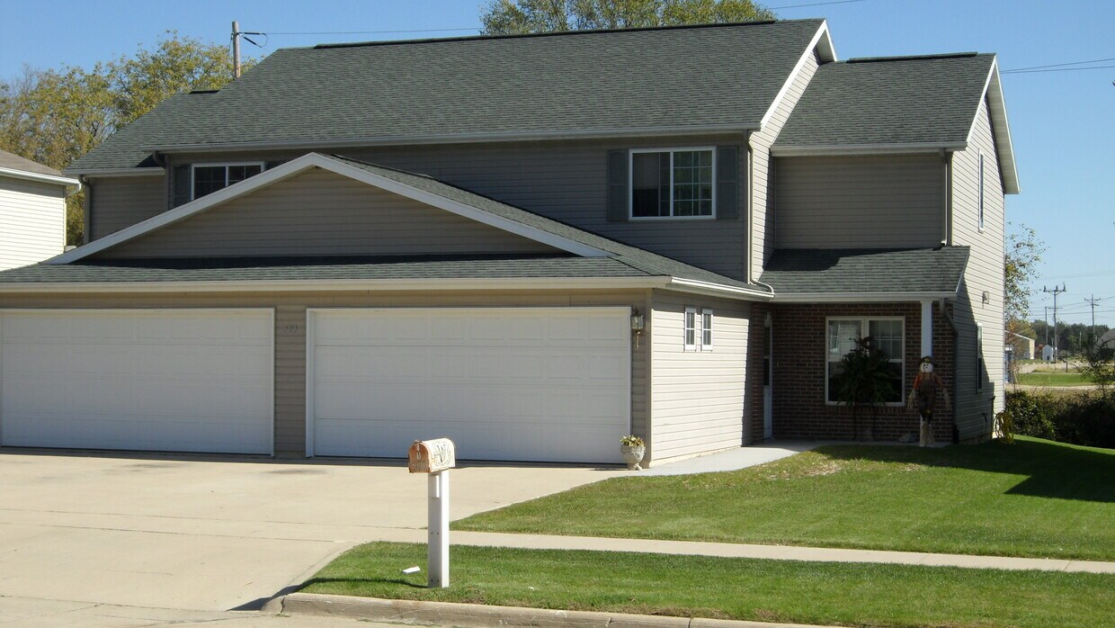 2 stall attached garage - 501 N Linn St
