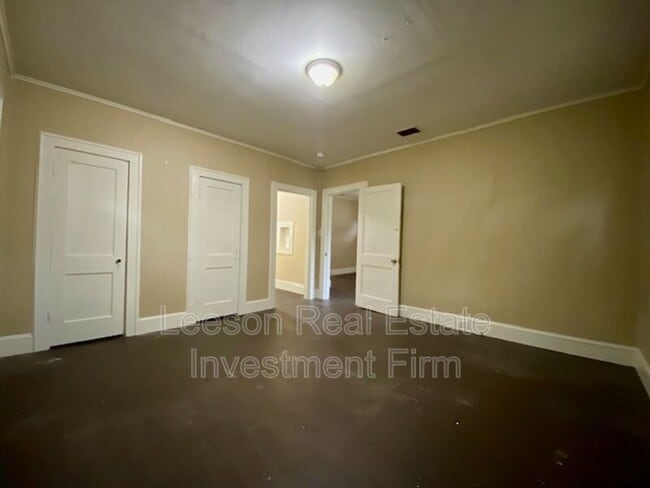 Building Photo - 636 W 72nd St