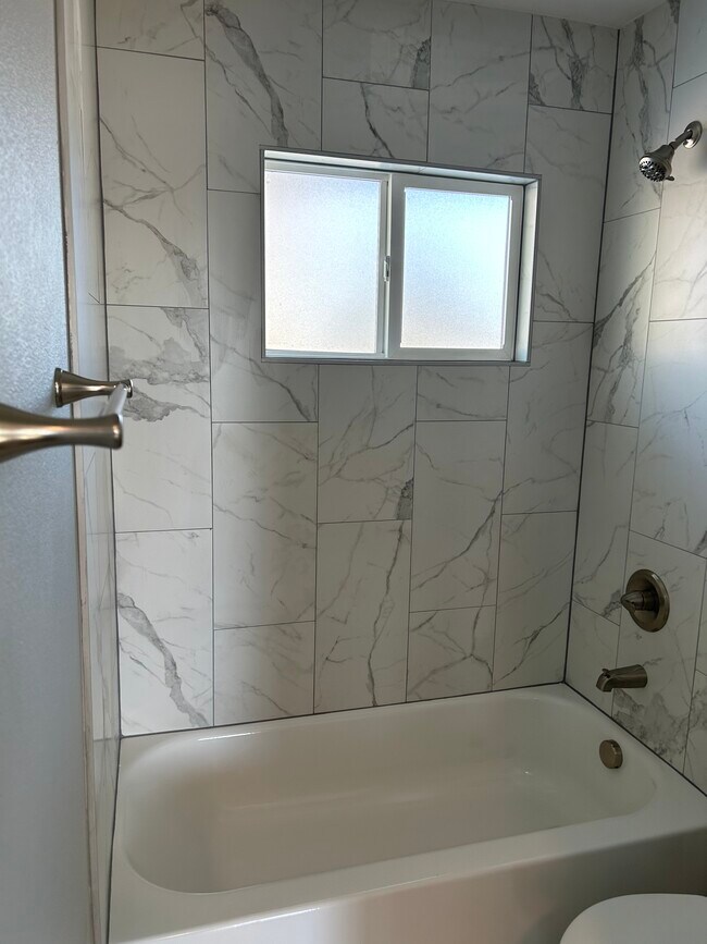 1st floor shower/tub - 3430 N Cascade Ave