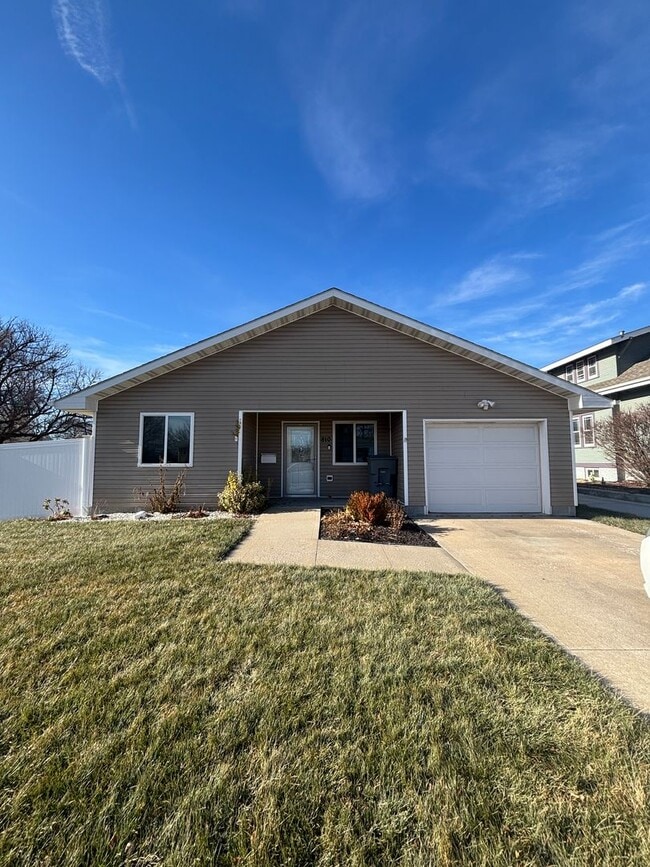 Building Photo - 810 S 8th St