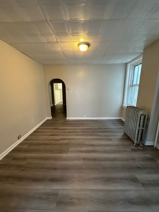 Building Photo - Fully renovated 3 Bed, 1 bath row home