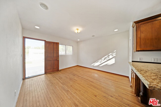 Building Photo - 4203 Sunset Dr