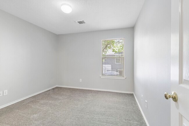 Foto del edificio - 230 Blushwood Pl