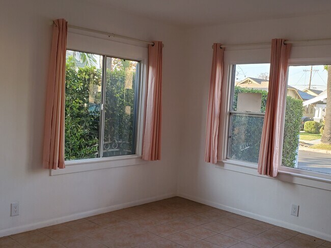 Building Photo - 1746 W 39th Pl