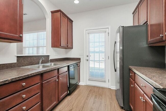 Building Photo - Gorgeous 3BD/2.5BA Townhome in Steele Creek's Lions Gate Community!