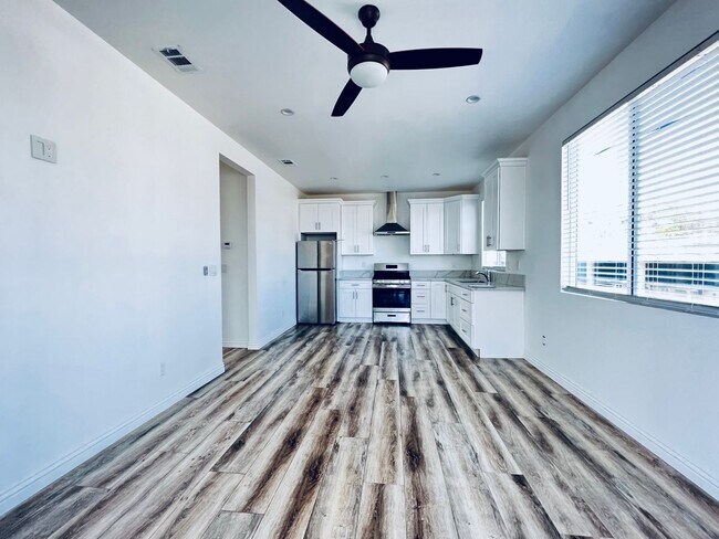 Foto del edificio - Private 2 bedroom, 1 bath back unit