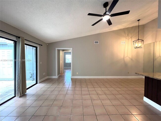 Building Photo - 1077 Goldenrod Rd