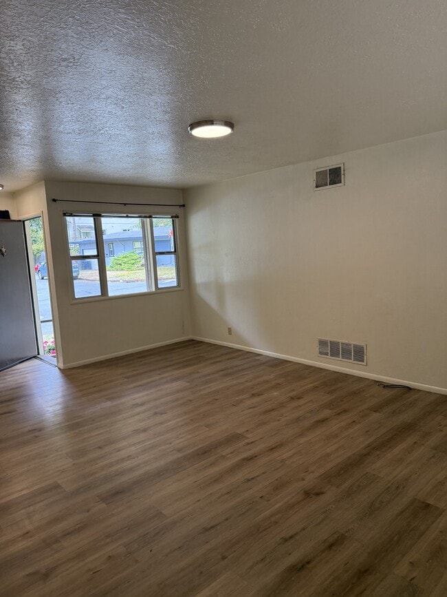 Building Photo - 588 Beverly Dr