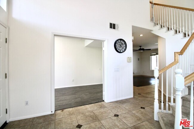 Building Photo - 1124 Acapulco Ave