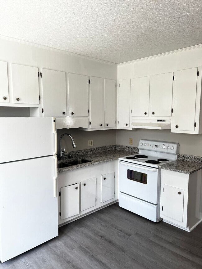 Foto del edificio - Newly Renovated 1 Bed/1 Bath Quadplex in C...