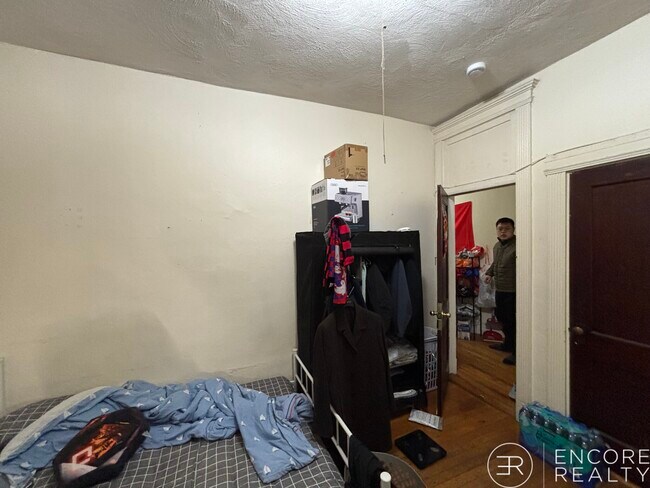 Building Photo - 463 Park Dr